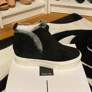 New in box Dolce Vita ZALI Black Suede Faux Fur Wedge Sneaker Size 6.5